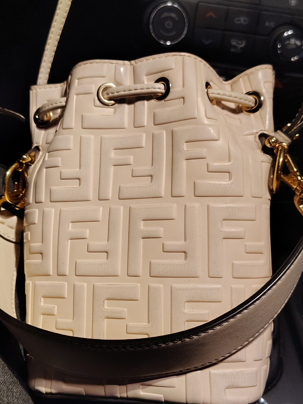 Fendi Mon Tresor Bucket Bag Beige/Raffia - Picture 3 of 11
